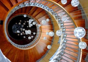 عکاسی از راه پله مارپیچ