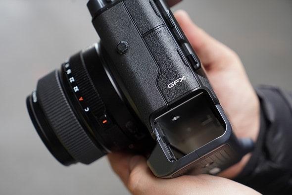 محل قرار گیری باتری دوربین FUJIFILM GFX100