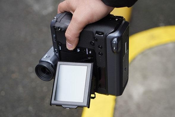 صفحه نمایش گردان دوربین فوجی gfx100