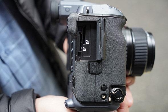 درگاه کارت حافظه‌ی دوگانه دوربین فوجی gfx100