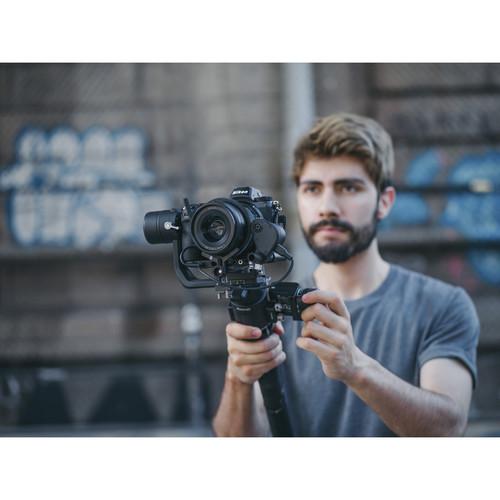 تصویر از لرزشگیر سینمایی رونین DJI Ronin-SC Gimbal Stabilizer SC در حال فیلمبرداری