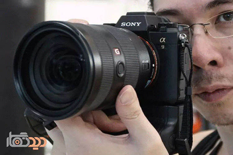 در دست گرفتن دوربین سونی a9 II با لنز
