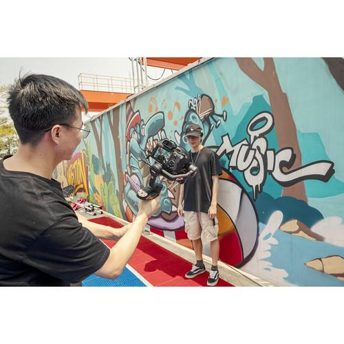 تصویر از گیمبال دوربین ژیون ویبیل اس پرو Zhiyun-Tech WEEBILL-S Pro در زمان استفاده در حین عکاسی