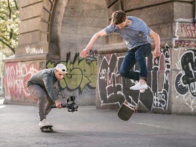 تصویر از گیمبال دوربین دی جی آی رونین اس سی کمبو DJI Ronin-SC Combo در حال فیلمبردای ورزشی 