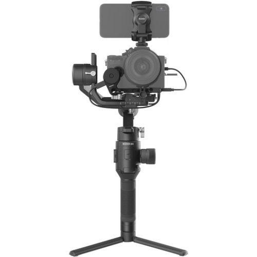 تصویر از گیمبال دوربین دی جی آی رونین اس سی کمبو DJI Ronin-SC Combo به صورت ایستاده روی پایه با تلفن همراه