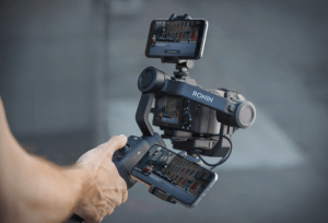تصویر از گیمبال دوربین دی جی آی رونین اس سی کمبو DJI Ronin-SC Combo در حالت استفاده دستی