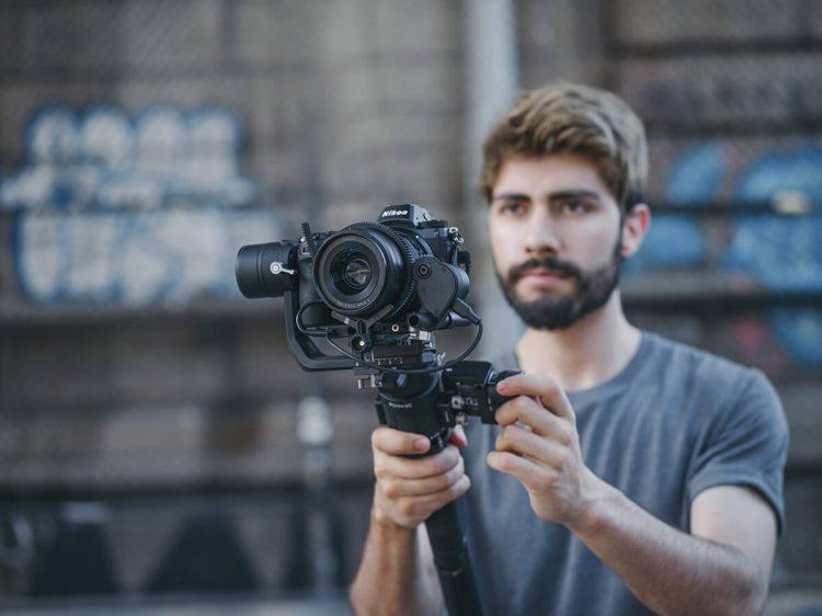 تصویر از گیمبال دوربین دی جی آی رونین اس سی کمبو DJI Ronin-SC Combo در حین فیلمبرداری