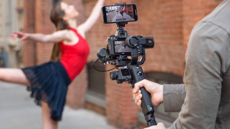 تصویر از گیمبال دوربین دی جی آی رونین اس سی کمبو DJI Ronin-SC Combo در حین فیلمبرداری 