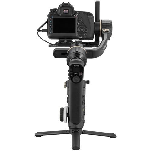 تصویر کامل از پک مستر کرین ۳ اس Zhiyun-Tech CRANE 3S master Pack به صورت ایستاده و دوربین سوار شده بر ان