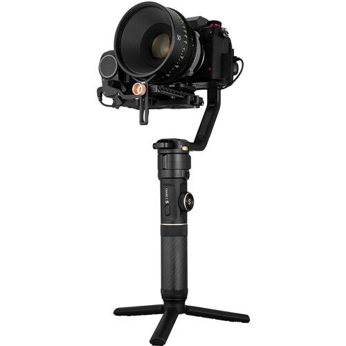 تصویر از گیمبال دوربین ژیون کرین 2 اس به همراه هولدر Zhiyun-Tech CRANE 2S With Holder به صورت ایستاده روی پایه 