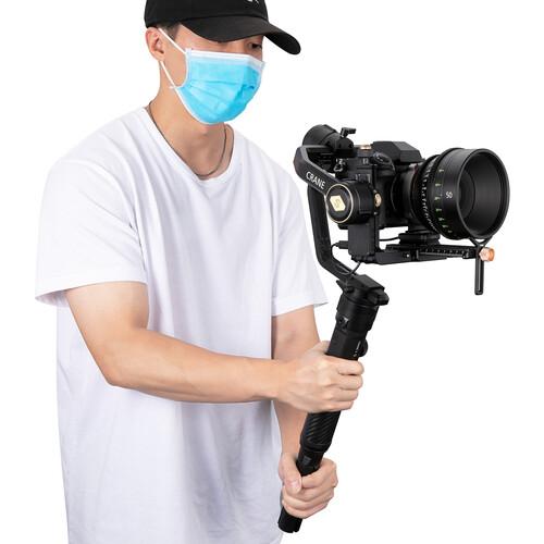 تصویر از گیمبال دوربین ژیون کرین 2 اس به همراه هولدر Zhiyun-Tech CRANE 2S With Holder در حین فیلمبرداری