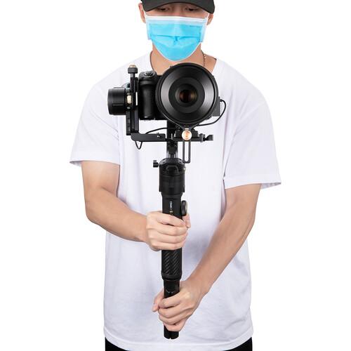 تصویر از گیمبال دوربین ژیون کرین 2 اس به همراه هولدر Zhiyun-Tech CRANE 2S With Holder در حالت استفاده دستی 