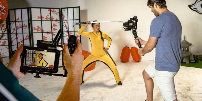 تصویر از گیمبال دوربین ژیون کرین 2 اس به همراه هولدر Zhiyun-Tech CRANE 2S With Holder در حین فیلمبرداری سینمایی