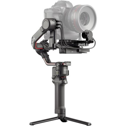 تصویر از نمای جانبی گیمبال دوربین دی جی آی رونین آر اس 2 DJI Ronin RS 2 Combo و دوربین سوار شده روی آن