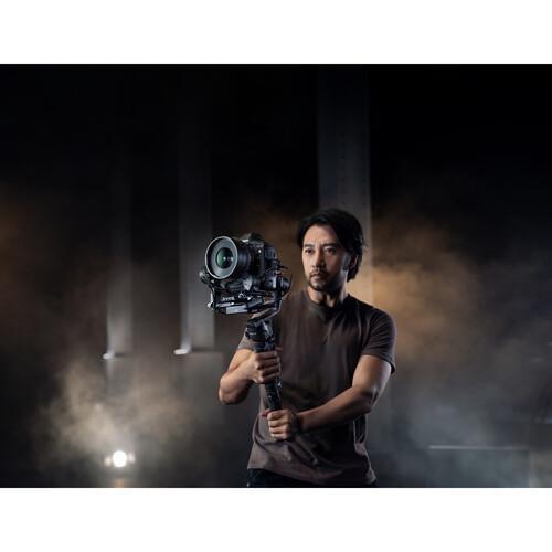 تصویر از گیمبال دوربین دی جی آی رونین آر اس 2 DJI Ronin RS 2 Combo در حین استفاده برای فیلمبرداری