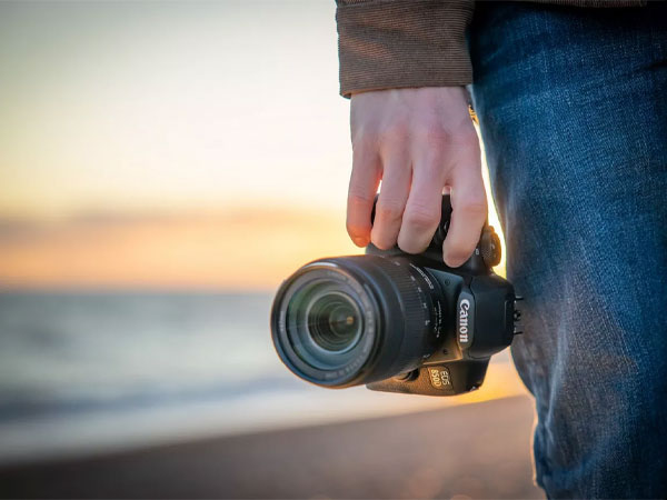 دوربین عکاسی کانن Canon 850D 18-135 IS USM هنگام عکاسی