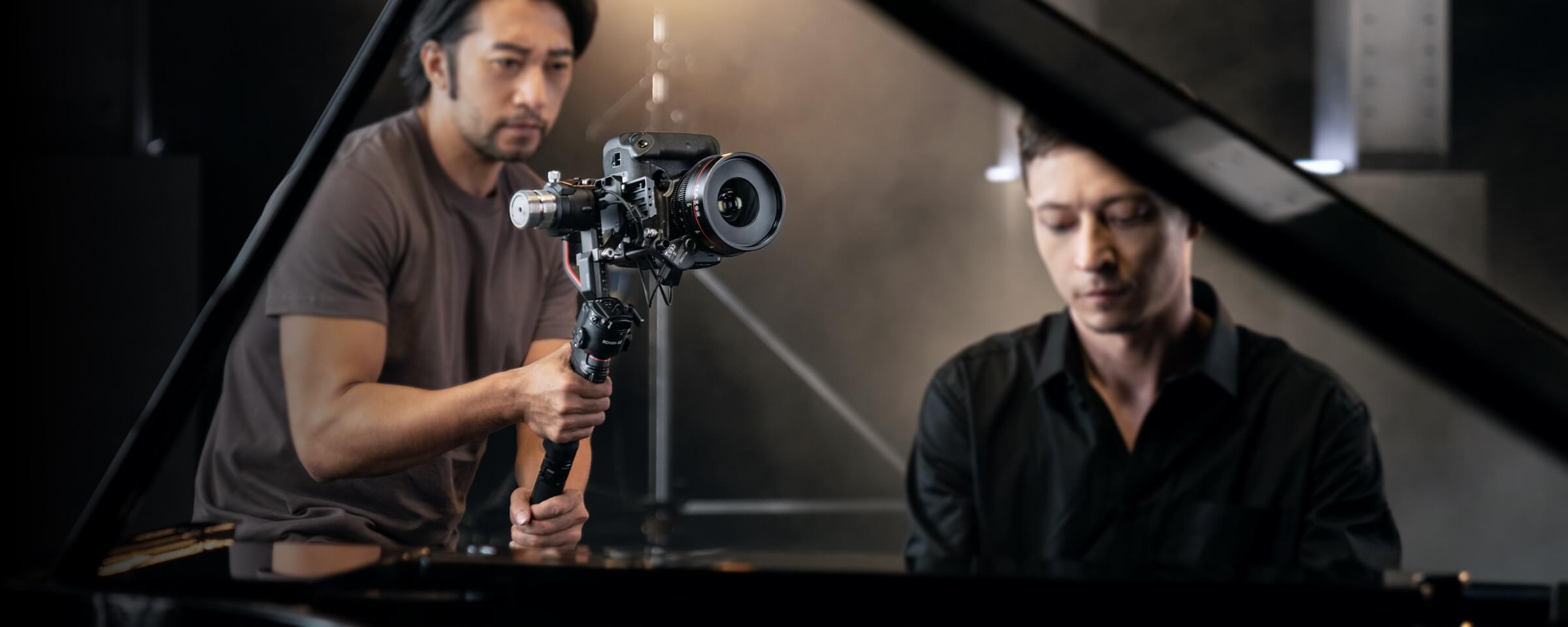 تصویر از گیمبال دوربین دی جی آی رونین آر اس 2 DJI Ronin RS 2 Gimbal در حال استفاده برای فیلم برداری
