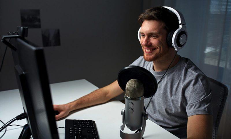 استفاده از میکروفون رومیزی در تولید محتوا برای یوتیوب