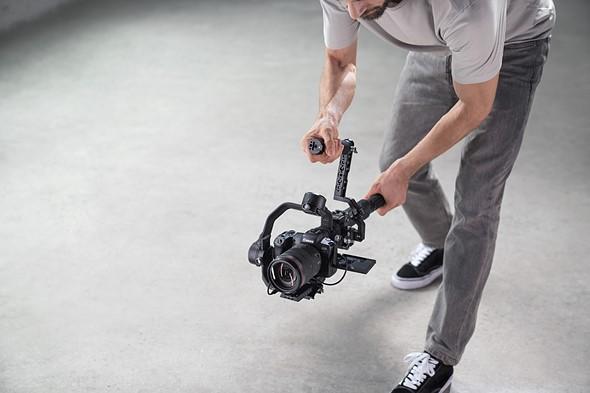 تصویر از گیمبال دوربین دی جی آی رونین آر اس 2 DJI Ronin RS 2 Gimbal در حین فیلمبرداری