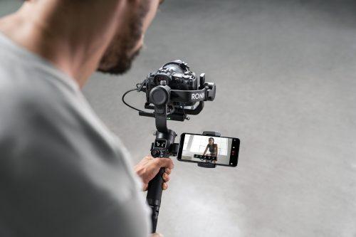 تصویر از گیمبال دوربین دی جی آی رونین آر اس سی ۲ کمبو DJI Ronin RSC 2 Combo در حال فیلمبرداری
