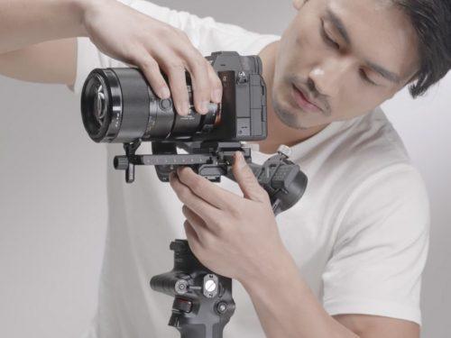 تصویر از گیمبال دوربین دی جی آی رونین آر اس سی ۲ DJI Ronin RSC 2 در حالت استفاده دستی