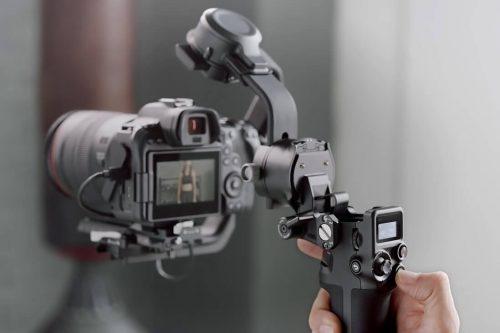 تصویر از گیمبال دوربین دی جی آی رونین آر اس سی ۲ DJI Ronin RSC 2 در حالت استفاده دستی 