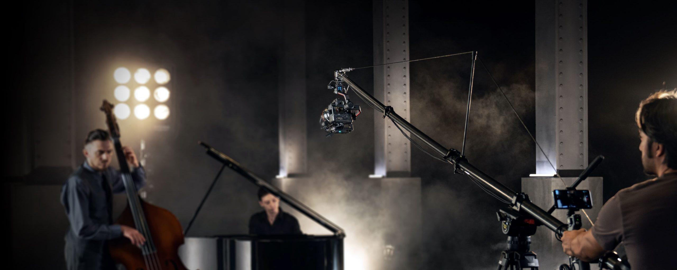 تصویر از گیمبال دوربین دی جی آی رونین آر اس 2 DJI Ronin RS 2 Gimbal در حین فیلمبرداری