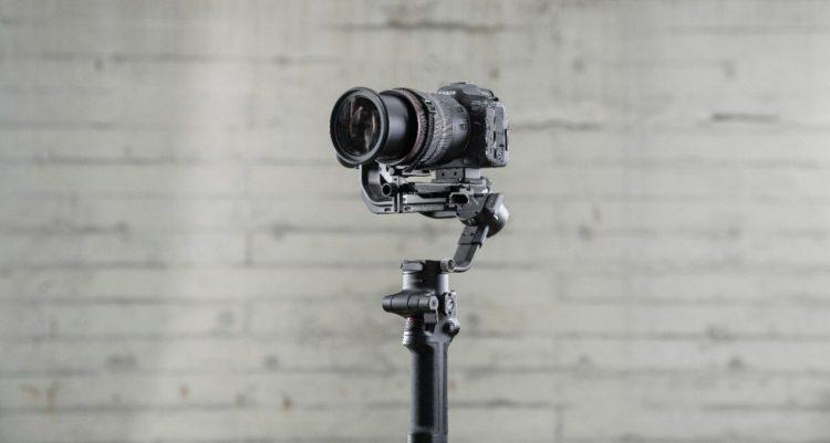 تصویر از گیمبال دوربین دی جی آی رونین آر اس سی ۲ DJI Ronin RSC 2 در حالت ایستاده