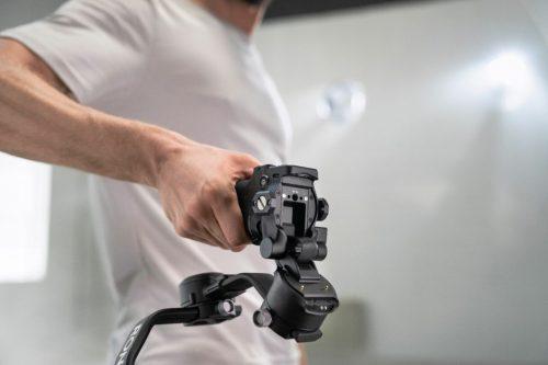 تصویر از گیمبال دوربین دی جی آی رونین آر اس سی ۲ DJI Ronin RSC 2 در حالت استفاده دستی