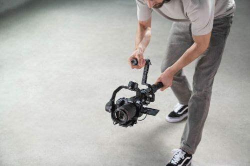 تصویر از گیمبال دوربین دی جی آی رونین آر اس سی ۲ کمبو DJI Ronin RSC 2 Combo در حالت استفاده دستی