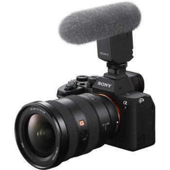 نمای دوربین عکاسی سونی Sony Alpha a7 IV همراه با میکروفون