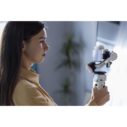 تصویر از گیمبال ژیون تک کرین ام 3 پرو Zhiyun-Tech CRANE-M3 Stabilizer Pro Kit در حین استفاده به صورت دستی 