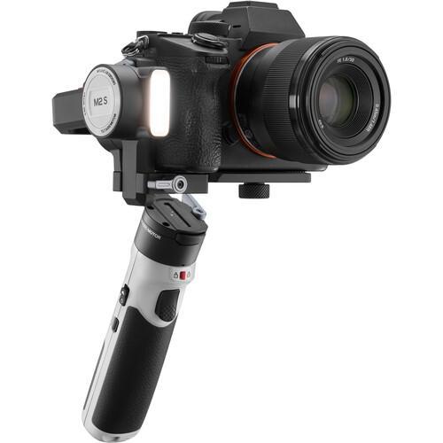 تصویر نزدیک از گیمبال ژیون تک کرین ام 2 اس Zhiyun-Tech CRANE-M2 S Stabilizer و دوربین سوار شده با دسته کوتاه