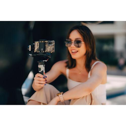 تصویر از گیمبال ژیون تک کرین ام 2 اس Zhiyun-Tech CRANE-M2 S Stabilizer در حین تهیه ولاگ