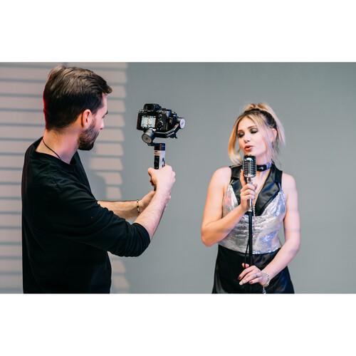 تصویر از گیمبال ژیون تک کرین ام 2 اس Zhiyun-Tech CRANE-M2 S Stabilizer در حین استفاده در استودیو