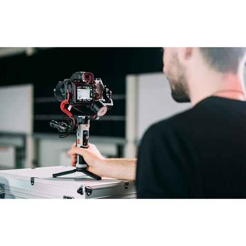 تصویر از گیمبال ژیون تک کرین ام 2 اس Zhiyun-Tech CRANE-M2 S Stabilizer به صورت ایستاده برای تهیه فیلم