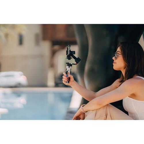 تصویر از گوشی سوار شده بر کیت کومبو گیمبال ژیون تک کرین ام 2 اس Zhiyun-Tech CRANE-M2 S Combo Kit در حین تصویربرداری