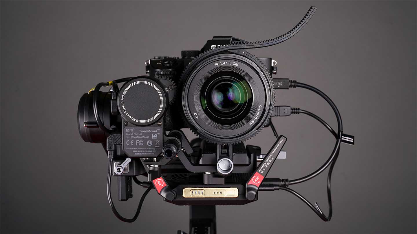 تصویر از گیمبال دوربین ژیون ویبیل 2 پرو پلاس Zhiyun-Tech Weebill 2 Pro Plus و دوربین سوار شده روی آن و کابل های متصل