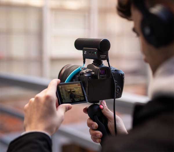 کیت میکروفن سنهایزر Sennheiser MKE 400 و دوربین در دست فیلمبردار