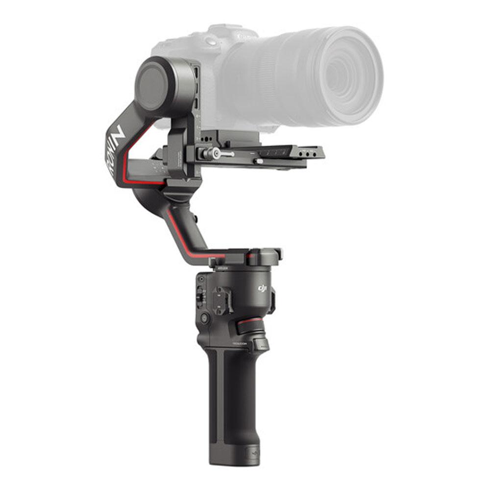 تصویر از گیمبال دوربین دی جی آی آر اس 3 DJI RS 3 Gimbal Stabilizer از نمای مقابل به همراه دوربین سوار شده روی آن