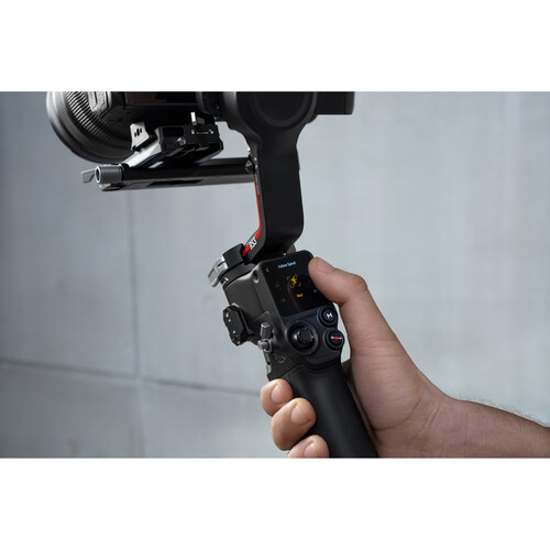 تصویر از گیمبال دوربین دی جی آی آر اس 3 DJI RS 3 Gimbal Stabilizer در حین کار و تنظیم به صورت دستی