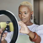 بهترین رینگ لایت برای تولید محتوا و عکاسی و خانم در حال عکاسی