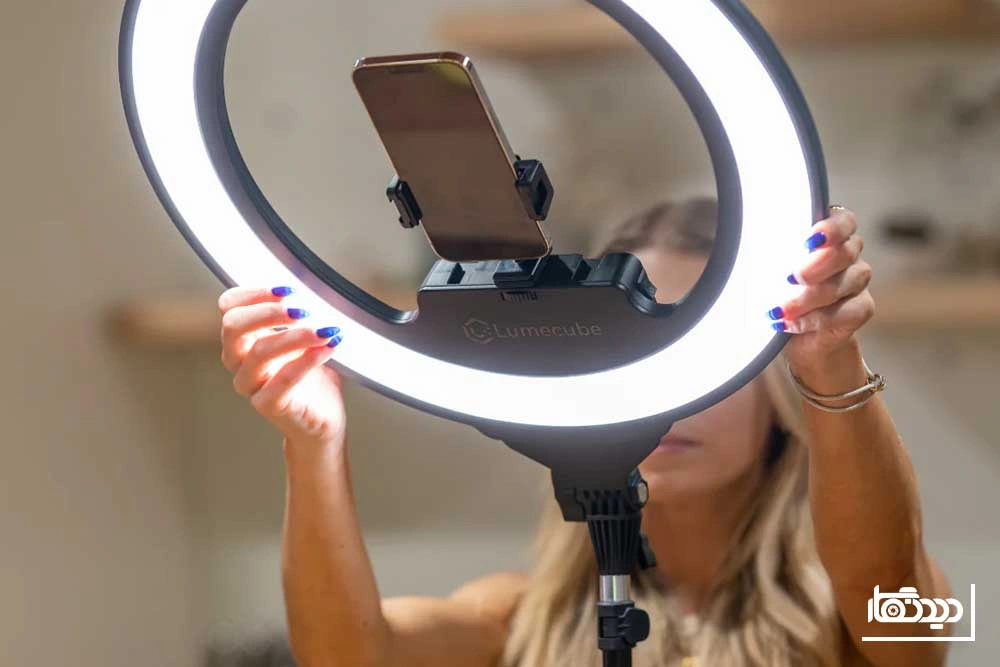 بهترین رینگ لایت برای تولید محتوا و عکاسی و خانم در حال عکاسی