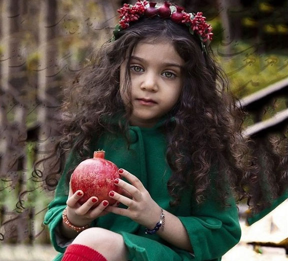 عکس یلدایی کودک در طبیعت