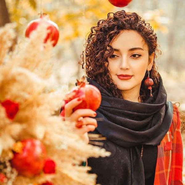 عکس یلدایی کودک در طبیعت