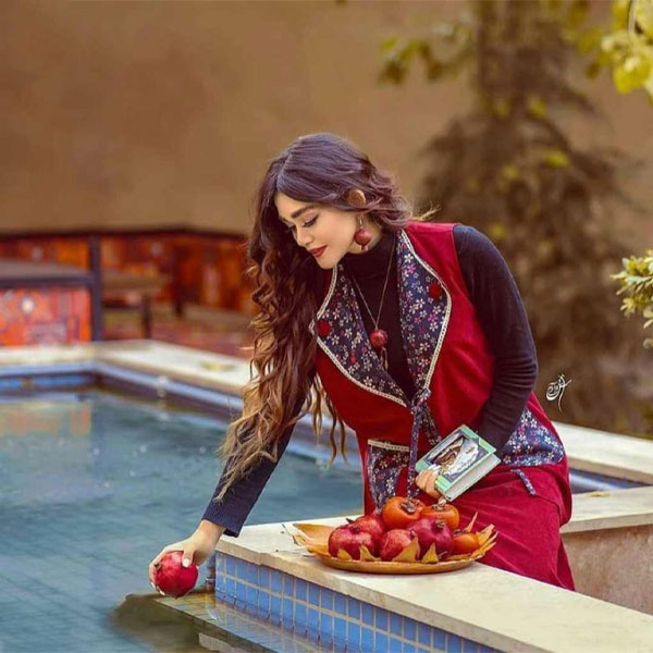 عکس یلدایی کودک در طبیعت