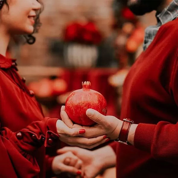 عکس یلدایی کودک در طبیعت