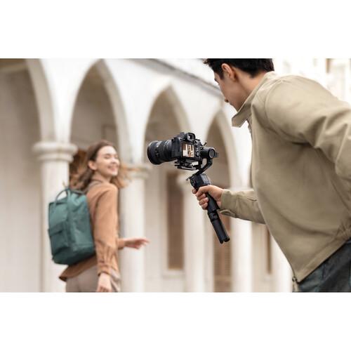 تصویر از گیمبال دوربین دی جی آی آر اس 3 مینی DJI RS 3 Mini در حین فیلمبرداری