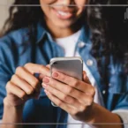 انتقال مخاطبین به گوشی جدید و گوشی در دست خانم