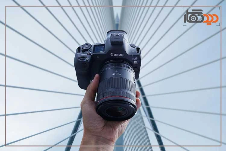 دوربین بدون آینه کانن Canon EOS R5 Mark II Mirrorless Camera و نمای جانبی در دست عکاس
